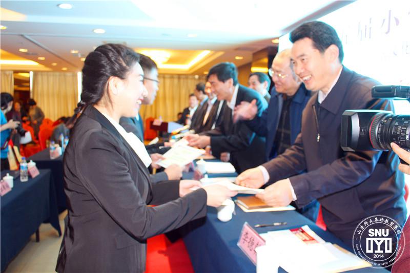 1509187056121035.jpg 颁奖-大会对共同体第四届同课异构赛课会获奖者进行表彰.JPG