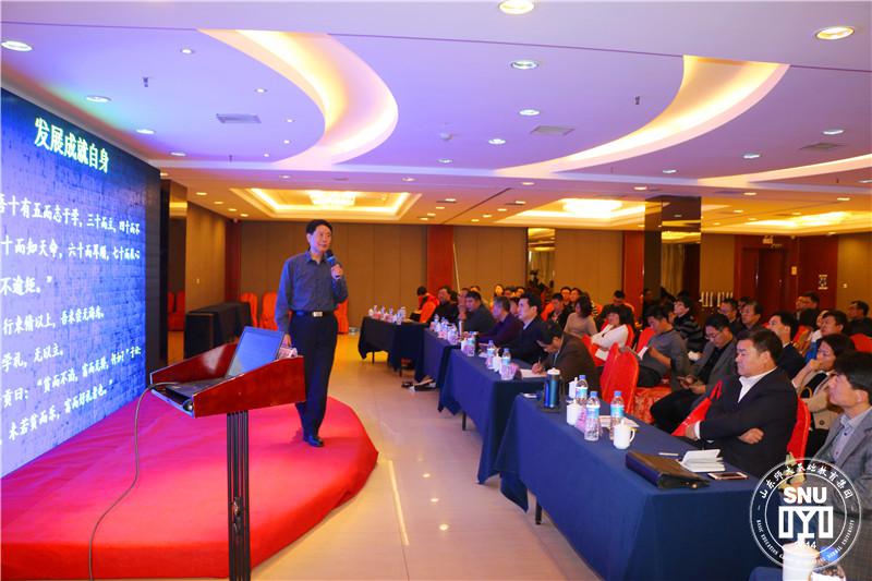 1509187395121887.jpg 山东教育社编审、原总编辑,中国孔子基金会传统文化教育分会副会长,中国教育学会传统文化教育中心副主任,0中国教育报刊社现代学校联盟副秘书长陶继新作精彩报告.JPG