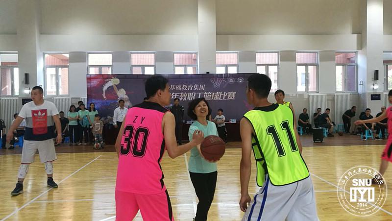 4.山东师大基础教育办公室副主任范双化为男子篮球队开球.jpg