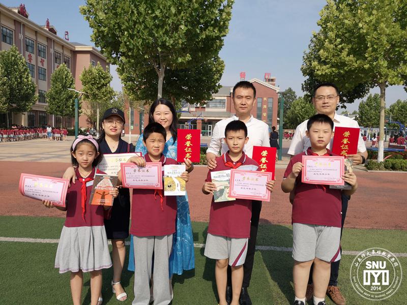四年级的小书虫们和爸爸妈妈.jpg