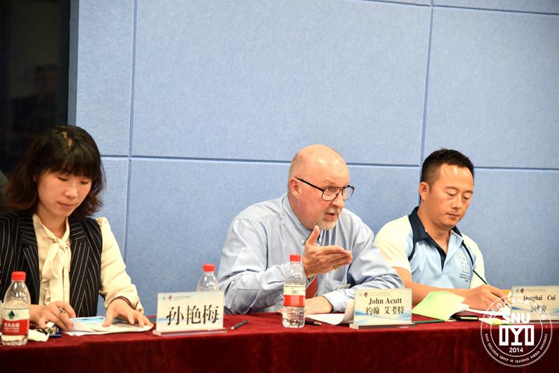 1537316831569138.jpg 12 John Acutt为老师们评课.JPG