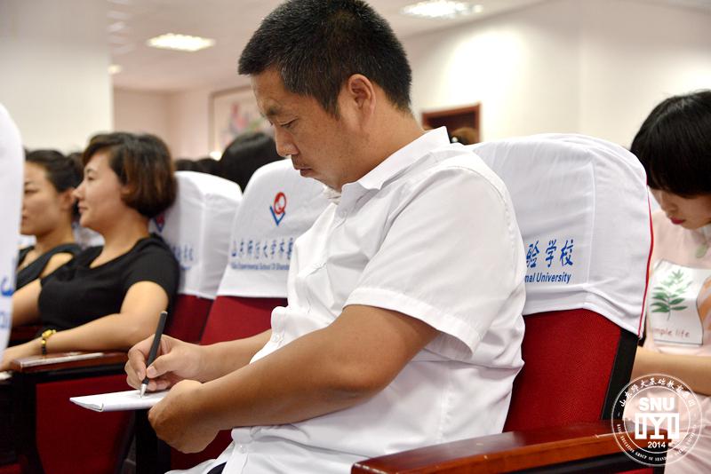 参会教师专心记笔记 (1).JPG