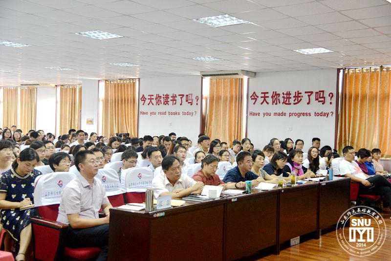 4 与会人员认真倾听.JPG